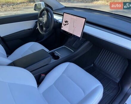 Тесла Model Y 2021 в Киеве на Automoto.ua Белый Тесла Model Y, объемом двигателя 0 л и пробегом 73 тыс. км за 29400 $, фото 17 на Automoto.ua