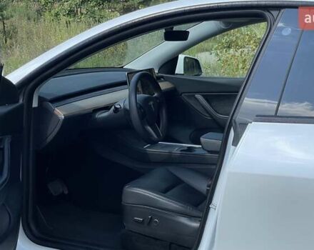 Белый Тесла Model Y, объемом двигателя 0 л и пробегом 65 тыс. км за 29999 $, фото 6 на Automoto.ua