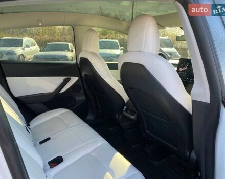 Білий Тесла Model Y, об'ємом двигуна 0 л та пробігом 54 тис. км за 21900 $, фото 20 на Automoto.ua