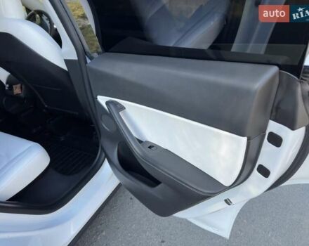 Тесла Model Y 2021 в Киеве на Automoto.ua Белый Тесла Model Y, объемом двигателя 0 л и пробегом 73 тыс. км за 29400 $, фото 25 на Automoto.ua