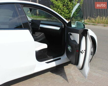 Белый Тесла Model Y, объемом двигателя 0 л и пробегом 67 тыс. км за 27000 $, фото 10 на Automoto.ua