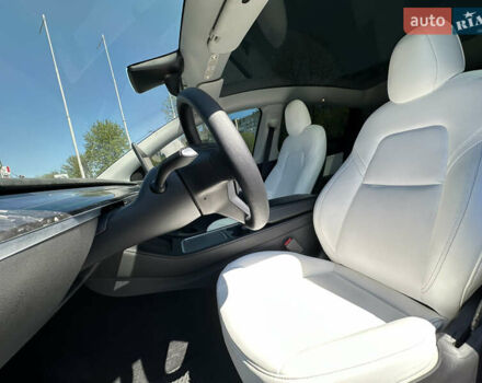 Белый Тесла Model Y, объемом двигателя 0 л и пробегом 51 тыс. км за 29500 $, фото 17 на Automoto.ua