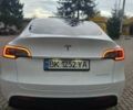 Тесла Model Y 2021 в Ровно на Automoto.ua Белый Тесла Model Y, объемом двигателя 0 л и пробегом 133 тыс. км за 22000 $, фото 12 на Automoto.ua