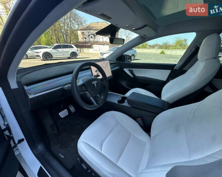 Белый Тесла Model Y, объемом двигателя 0 л и пробегом 51 тыс. км за 29500 $, фото 31 на Automoto.ua