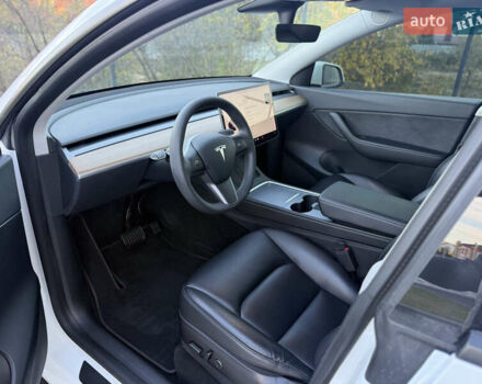 Тесла Model Y 2021 в Хмельницком на Automoto.ua Белый Тесла Model Y, объемом двигателя 0 л и пробегом 83 тыс. км за 25499 $, фото 50 на Automoto.ua