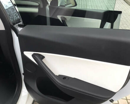 Белый Тесла Model Y, объемом двигателя 0 л и пробегом 31 тыс. км за 30000 $, фото 6 на Automoto.ua
