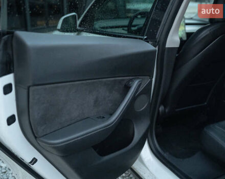 Белый Тесла Model Y, объемом двигателя 0 л и пробегом 69 тыс. км за 27500 $, фото 33 на Automoto.ua