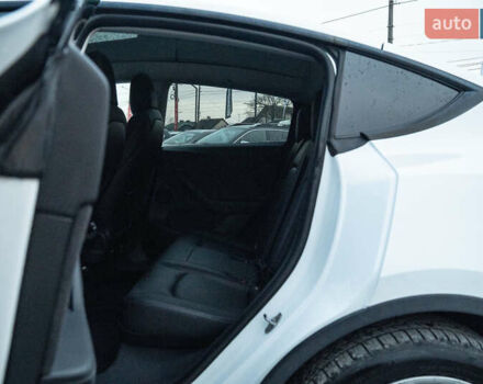 Белый Тесла Model Y, объемом двигателя 0 л и пробегом 69 тыс. км за 27500 $, фото 29 на Automoto.ua