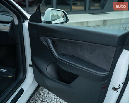 Белый Тесла Model Y, объемом двигателя 0 л и пробегом 69 тыс. км за 27500 $, фото 32 на Automoto.ua