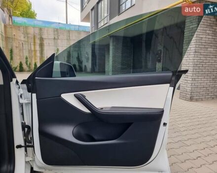 Белый Тесла Model Y, объемом двигателя 0 л и пробегом 98 тыс. км за 23699 $, фото 42 на Automoto.ua