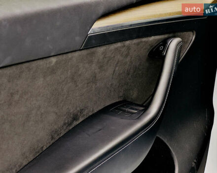 Білий Тесла Model Y, об'ємом двигуна 0 л та пробігом 74 тис. км за 24979 $, фото 8 на Automoto.ua