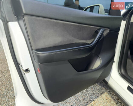 Белый Тесла Model Y, объемом двигателя 0 л и пробегом 128 тыс. км за 22600 $, фото 38 на Automoto.ua