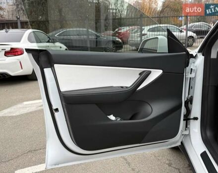 Белый Тесла Model Y, объемом двигателя 0 л и пробегом 80 тыс. км за 25500 $, фото 12 на Automoto.ua