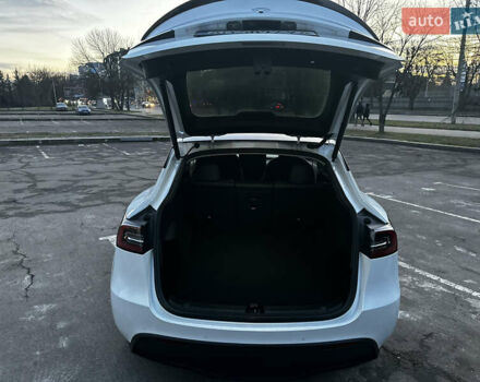 Белый Тесла Model Y, объемом двигателя 0 л и пробегом 55 тыс. км за 25450 $, фото 50 на Automoto.ua