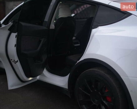 Білий Тесла Model Y, об'ємом двигуна 0 л та пробігом 66 тис. км за 23500 $, фото 51 на Automoto.ua
