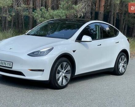 Белый Тесла Model Y, объемом двигателя 0 л и пробегом 65 тыс. км за 29999 $, фото 1 на Automoto.ua