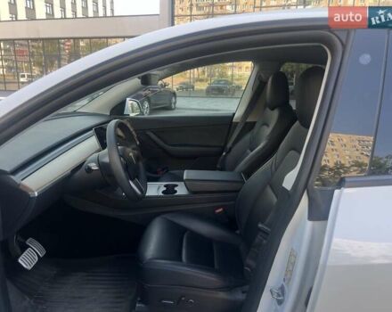 Белый Тесла Model Y, объемом двигателя 0 л и пробегом 40 тыс. км за 29000 $, фото 27 на Automoto.ua