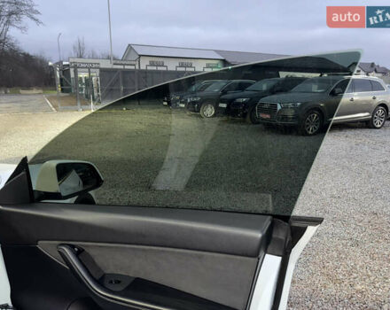 Белый Тесла Model Y, объемом двигателя 0 л и пробегом 128 тыс. км за 22600 $, фото 65 на Automoto.ua