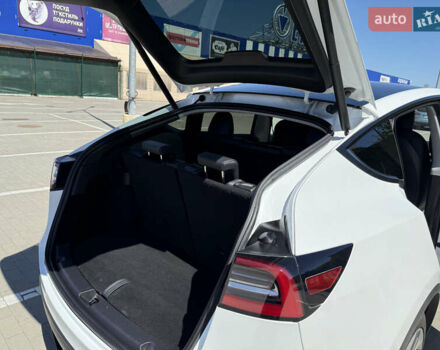 Белый Тесла Model Y, объемом двигателя 0 л и пробегом 110 тыс. км за 27750 $, фото 28 на Automoto.ua