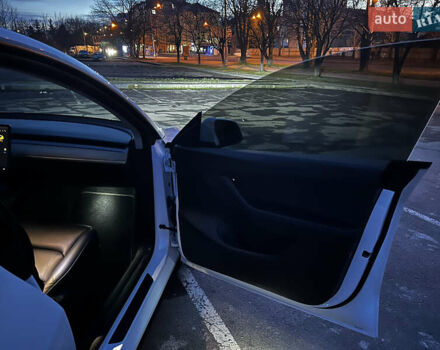 Белый Тесла Model Y, объемом двигателя 0 л и пробегом 55 тыс. км за 25450 $, фото 57 на Automoto.ua