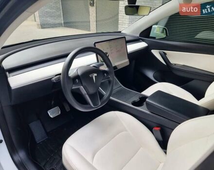 Белый Тесла Model Y, объемом двигателя 0 л и пробегом 98 тыс. км за 23699 $, фото 25 на Automoto.ua