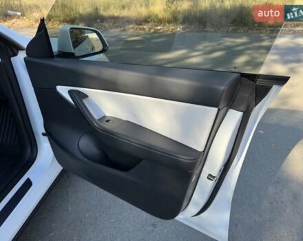 Тесла Model Y 2021 в Киеве на Automoto.ua Белый Тесла Model Y, объемом двигателя 0 л и пробегом 73 тыс. км за 29400 $, фото 21 на Automoto.ua