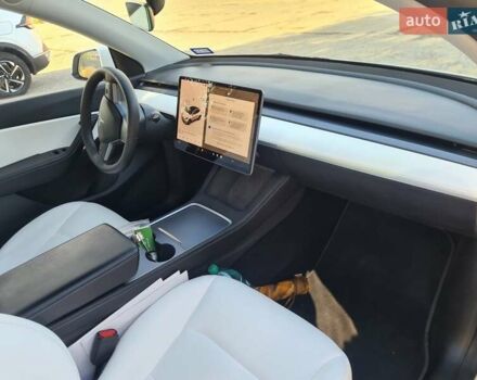 Белый Тесла Model Y, объемом двигателя 0 л и пробегом 68 тыс. км за 27000 $, фото 3 на Automoto.ua