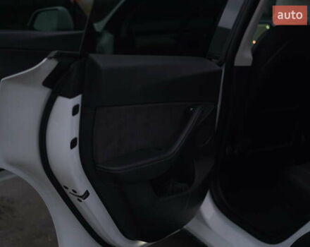 Білий Тесла Model Y, об'ємом двигуна 0 л та пробігом 66 тис. км за 23500 $, фото 50 на Automoto.ua