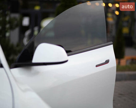 Белый Тесла Model Y, объемом двигателя 0 л и пробегом 55 тыс. км за 33000 $, фото 19 на Automoto.ua