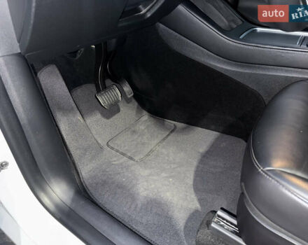 Белый Тесла Model Y, объемом двигателя 0 л и пробегом 128 тыс. км за 22600 $, фото 40 на Automoto.ua