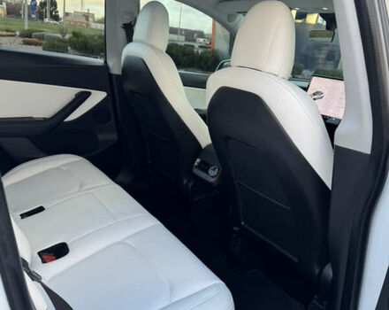 Білий Тесла Model Y, об'ємом двигуна 0 л та пробігом 83 тис. км за 24500 $, фото 18 на Automoto.ua