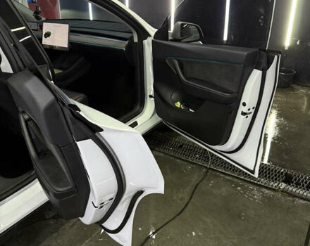 Білий Тесла Model Y, об'ємом двигуна 0 л та пробігом 65 тис. км за 24000 $, фото 2 на Automoto.ua