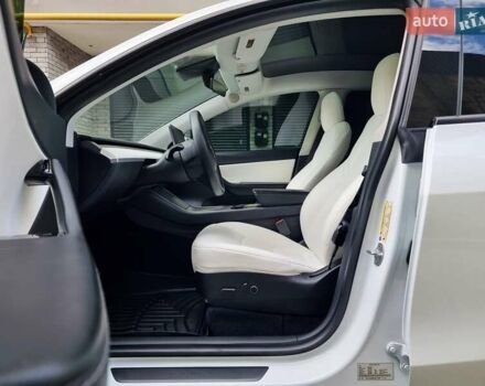 Белый Тесла Model Y, объемом двигателя 0 л и пробегом 98 тыс. км за 23699 $, фото 22 на Automoto.ua