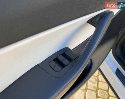 Білий Тесла Model Y, об'ємом двигуна 0 л та пробігом 54 тис. км за 21900 $, фото 10 на Automoto.ua