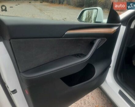 Білий Тесла Model Y, об'ємом двигуна 0 л та пробігом 45 тис. км за 21500 $, фото 13 на Automoto.ua