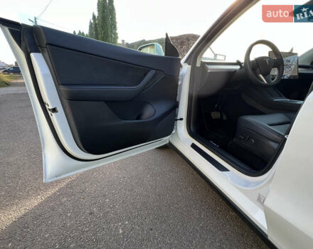 Білий Тесла Model Y, об'ємом двигуна 0 л та пробігом 12 тис. км за 24750 $, фото 35 на Automoto.ua