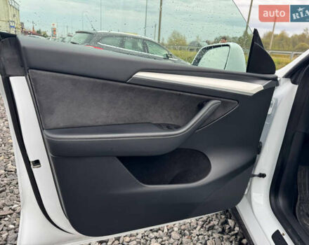 Білий Тесла Model Y, об'ємом двигуна 0 л та пробігом 62 тис. км за 27400 $, фото 39 на Automoto.ua
