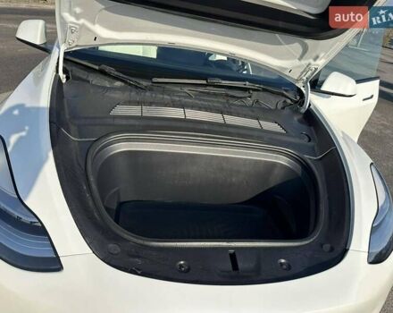 Білий Тесла Model Y, об'ємом двигуна 0 л та пробігом 61 тис. км за 22300 $, фото 6 на Automoto.ua