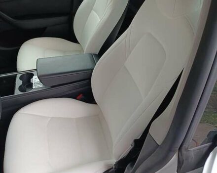 Белый Тесла Model Y, объемом двигателя 0 л и пробегом 52 тыс. км за 29000 $, фото 29 на Automoto.ua