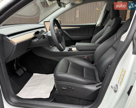 Белый Тесла Model Y, объемом двигателя 0 л и пробегом 53 тыс. км за 36700 $, фото 16 на Automoto.ua