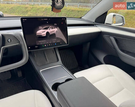 Білий Тесла Model Y, об'ємом двигуна 0 л та пробігом 62 тис. км за 27400 $, фото 24 на Automoto.ua