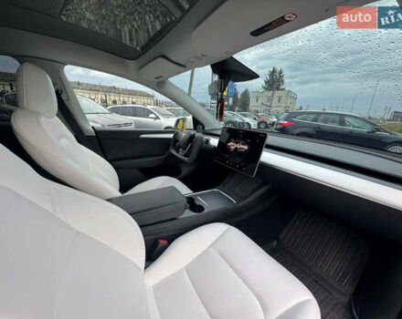 Білий Тесла Model Y, об'ємом двигуна 0 л та пробігом 62 тис. км за 27400 $, фото 16 на Automoto.ua