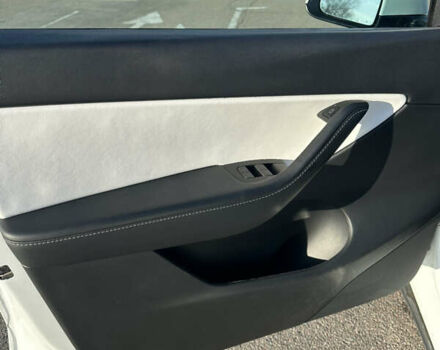 Белый Тесла Model Y, объемом двигателя 0 л и пробегом 61 тыс. км за 27000 $, фото 6 на Automoto.ua