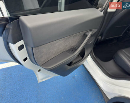 Белый Тесла Model Y, объемом двигателя 0 л и пробегом 68 тыс. км за 35000 $, фото 16 на Automoto.ua