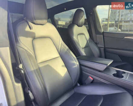 Білий Тесла Model Y, об'ємом двигуна 0 л та пробігом 53 тис. км за 28000 $, фото 20 на Automoto.ua