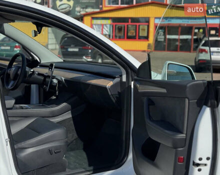 Белый Тесла Model Y, объемом двигателя 0 л и пробегом 50 тыс. км за 28000 $, фото 6 на Automoto.ua