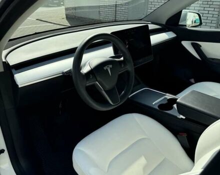 Белый Тесла Model Y, объемом двигателя 0 л и пробегом 49 тыс. км за 28000 $, фото 21 на Automoto.ua