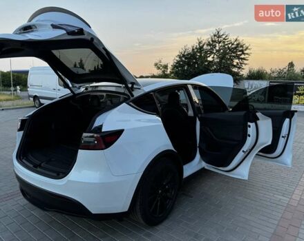 Белый Тесла Model Y, объемом двигателя 0 л и пробегом 59 тыс. км за 28800 $, фото 65 на Automoto.ua