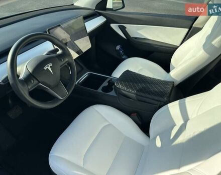 Білий Тесла Model Y, об'ємом двигуна 0 л та пробігом 61 тис. км за 22300 $, фото 8 на Automoto.ua