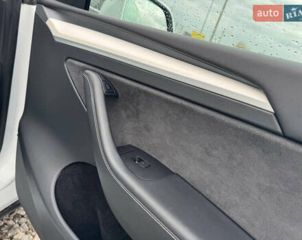Білий Тесла Model Y, об'ємом двигуна 0 л та пробігом 62 тис. км за 27400 $, фото 20 на Automoto.ua